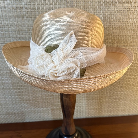 🌟HP🌟VTG 1990s Liz Claiborne Beige Straw Boater Hat with Netting Flowers & Band - Picture 3 of 13